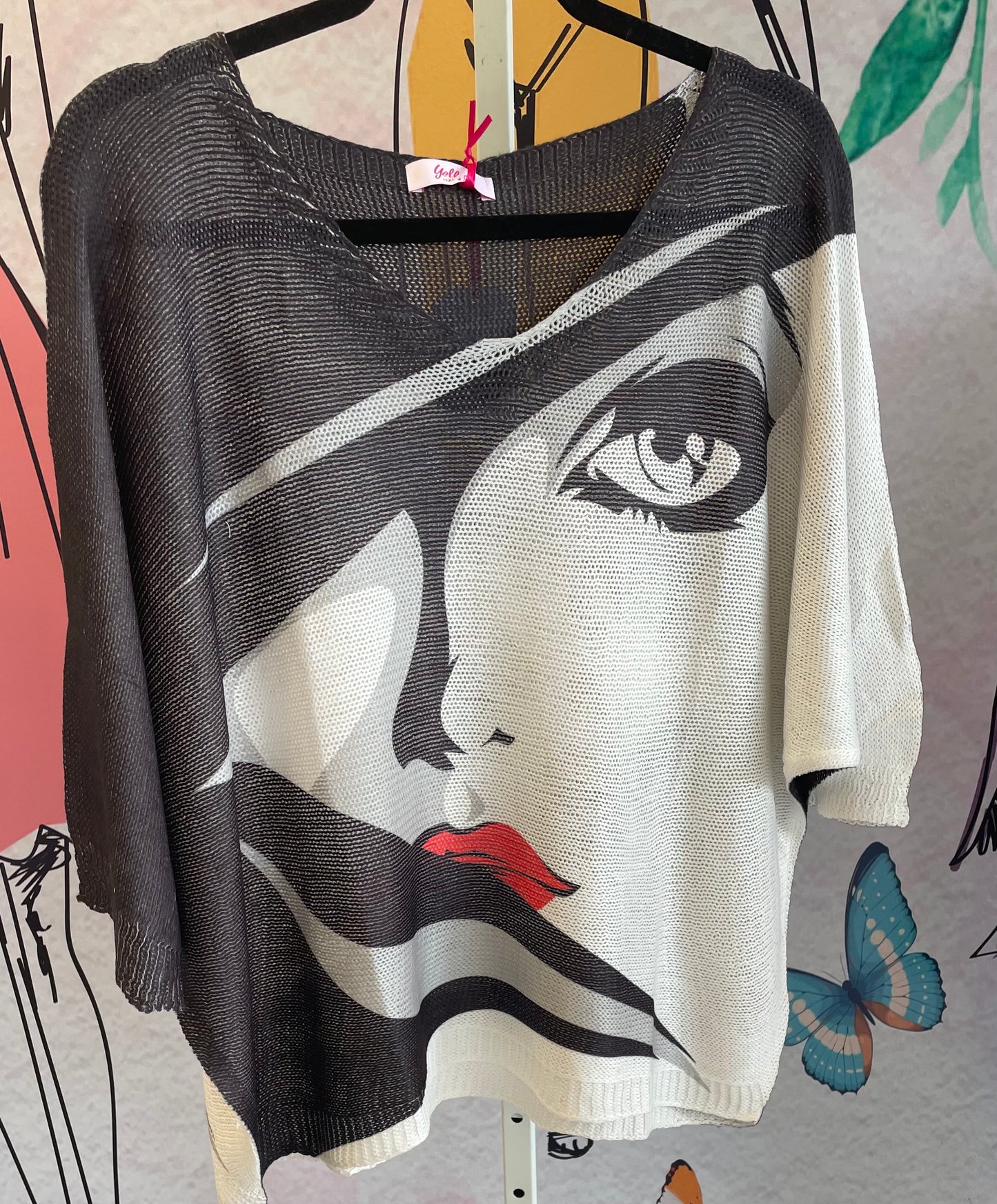 Yolly Black/White Half Face Top