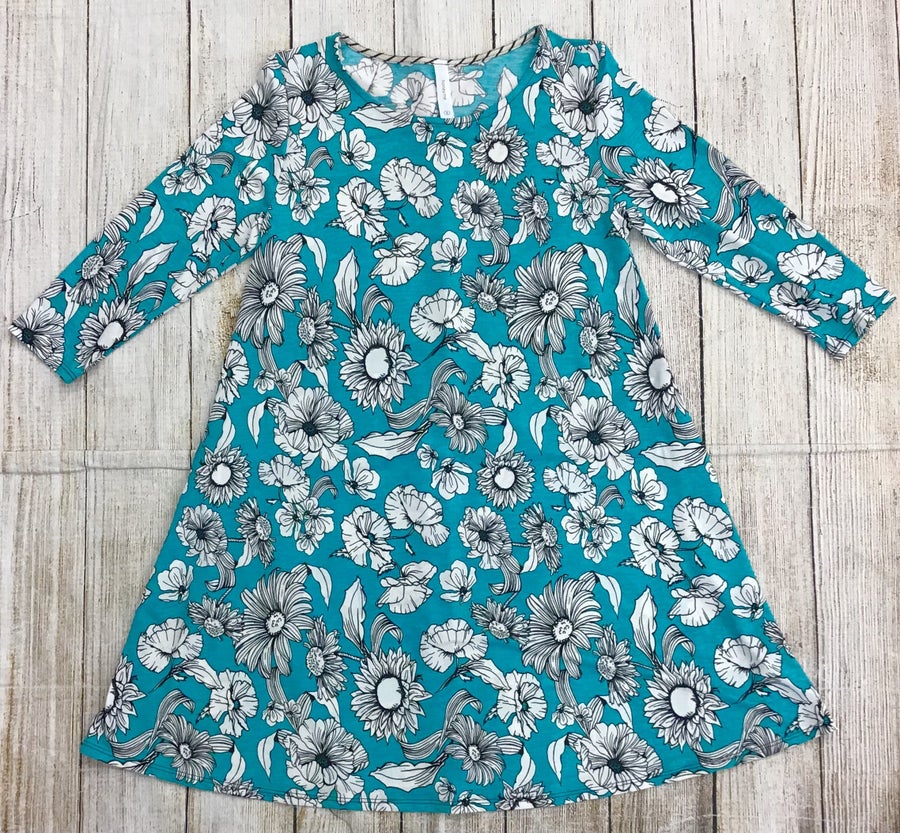 Honeyme Mint Floral Dress with SleevesMint dress by Honeyme with 3/4 length sleeves. This pretty black and white floral print is the perfect pattern for summer!