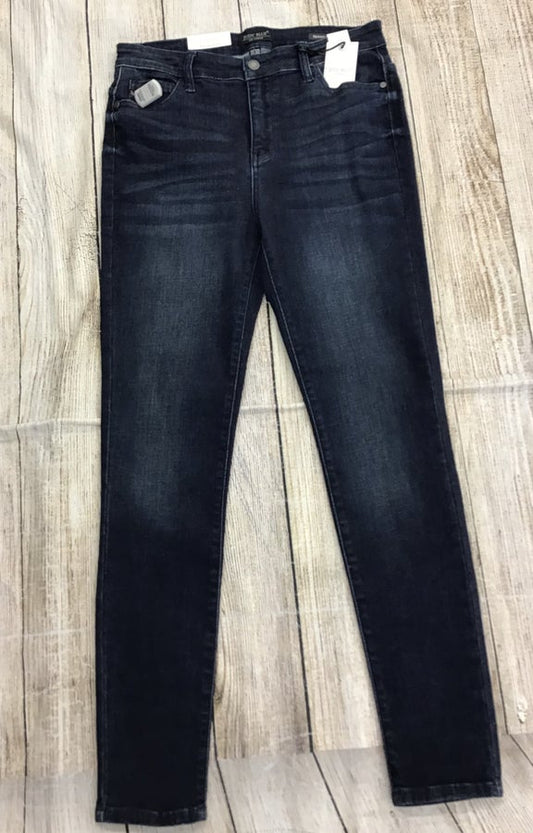 Dark Wash Judy Blue Skinny JeansBasic skinny jean with no distress. High waisted and dark wash. Great to transition from day to night out.